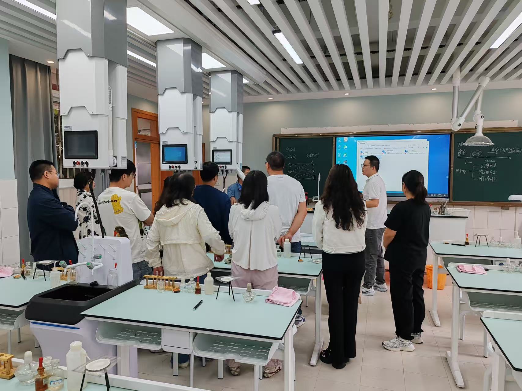 比薩教裝助力云南某校實(shí)驗(yàn)室智能化升級(jí)，開(kāi)啟實(shí)驗(yàn)教學(xué)新篇章